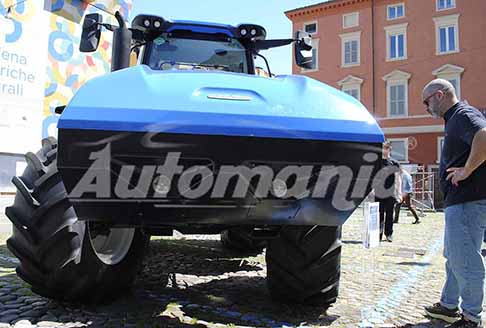 Motor Valley Fest 2024 - Trattore gigante New Holland T6 Methan Power Tractor al Motor Valley Fest 2024 esposto al largo SantAgostino a Modena