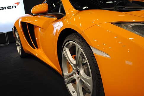 McLaren - Fiancata della McLaren MP4 12C con motore V8