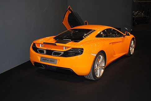 McLaren - La nuova e fiammante McLaren MP4 12C posteriore vettura