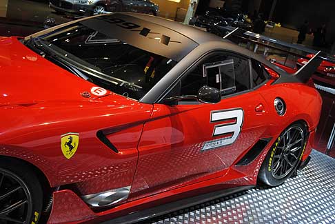 Ferrari - Ladozione di scarichi laterali ha permesso, inoltre, di aumentare la potenza del motore di 20 CV a 750 CV (sempre a 9000 giri) mentre la coppia massima sale a 700 Nm.