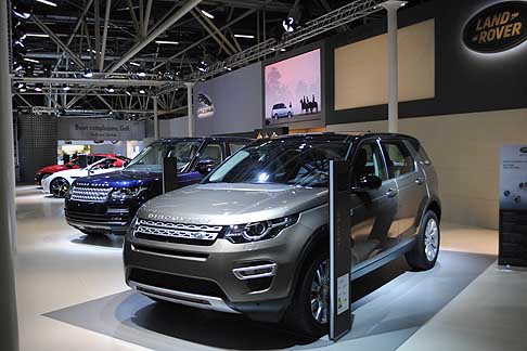 Land Rover - Land Rover Discovery Sport disponibili due motorizzazioni: diesel TD4 2.2 manuale, 4 cilindri, in grado di produrre una potenza di 110.3/150 CV,; benzina Si4 2.0 Automatico, 4 cilindri, 176.5/240 CV con cambio a 9 velocit