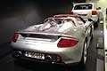 Porsche Carrera GT sullo sfonta la Porsche Cayenne al Museo Porsche di Stoccarda