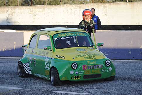 Minicar e Trofeo Lupo - Lo sfortunato Giordano Pietro che a bordo della Fiat 500 n.5 al 22 giro ha dovuto accostare a bordo pista e spingere a mano la sua vettura nel parco chiuso a fine gara