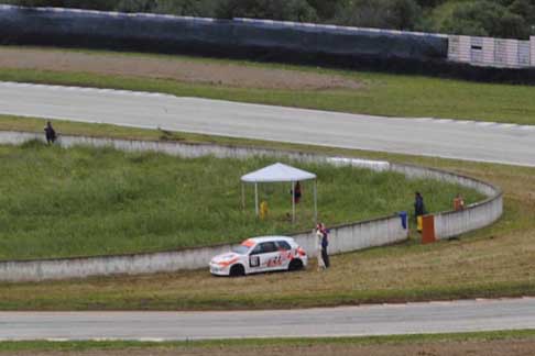 Gare categorie Turismo Trofeo del Levante - Ritiro della Peugeot 106 16V di Rea Cosimo che parcheggiare la vettura nello sterrato della Curva 1 del circuito di Binetto al 1 Trofeo Autodromo del Levante prima tappa