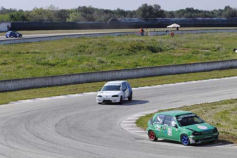 Turismo 2 e Peugeot N1400 - Peugeot 106 Rallye duo di testa Argese inseguito da Cozzolino al tornantino per la gara Monomarca Peugeot N1400 al Trofeo Autodromo del Levante II edizione