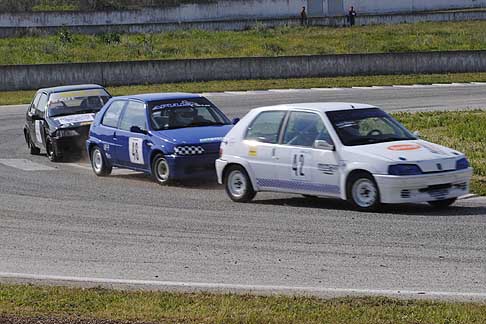 Turismo 2 e Peugeot N1400 - Vettura Peugeot in lotta al tornantino per la gara Monomarca Peugeot N1400 al Trofeo Autodromo del Levante di Binetto II edizione