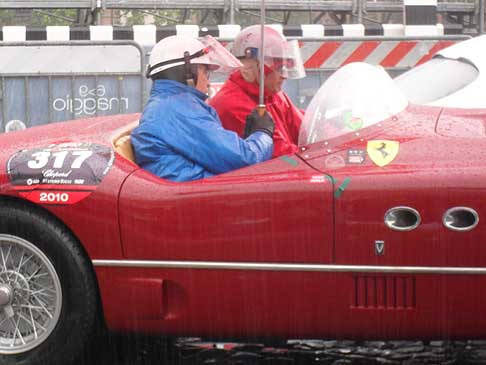 FERRARI 250MM (1953) piloti Guasti Federico e navigatore Barbiano Di Belgiojoso Alessandro alle Mille Miglia 2010 nella sosta di Roma