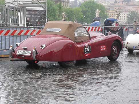 Vettura storica cabriolet alle Mille Miglia 2010 con il numero di gara n. 378