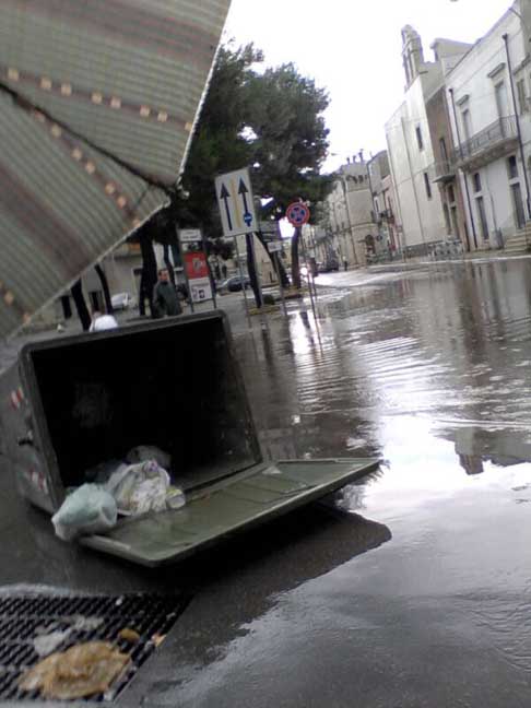 Nubifragio Sud Barese - Casonetto ribaldato dalla furia dellacqua a Piazza Fennedy ad Acquaviva delle Fonti - Bari del 14 Giungo 2014