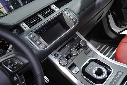 Land Rover - Range Rover Evoque interni plancia centrale. Interni Range Rover Evoque 5 porte
